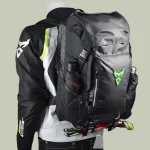 Sac à dos moto imperméable et résistant porté mannequin