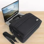 Sac pour ordinateur portable business casual avec pc sur la table