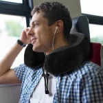 Coussin de voyage pour le cou ergonomique à mémoire de forme homme dans le train